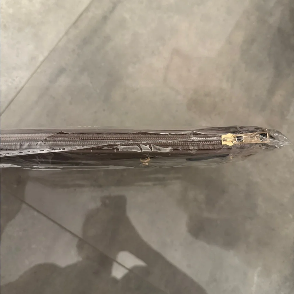 BRAND NEW! GUESS Zip Clutch - Picture 5 of 5